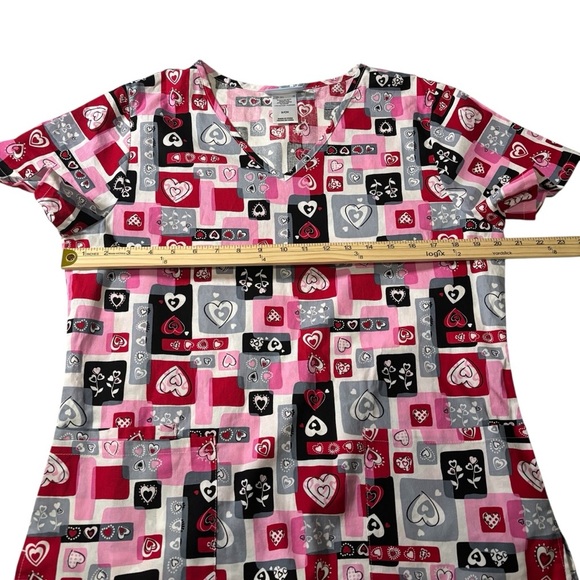 Heart and Card Pattern V-Neck Scrub Top Women’s Size Small - Picture 8 of 10
